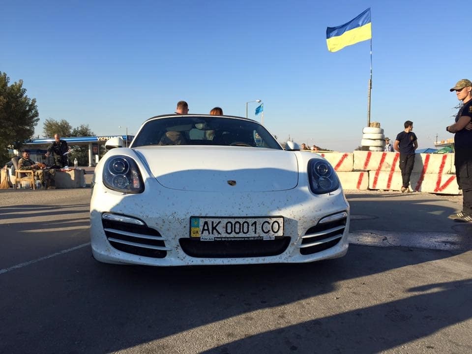 Блокада Крыма: парочка на Porsche пыталась прорваться через блокпост