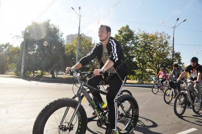 Футболісти "Дніпра" сіли на велосипеди, щоб допомогти армії
