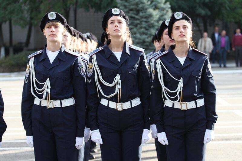 В Херсоне экс-куратор Антимайдана приняла присягу у полицейских курсантов