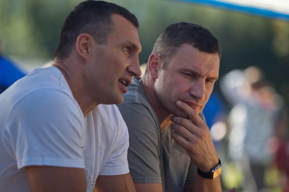 Виталий Кличко показал, как Владимир готовится к бою с Тайсоном