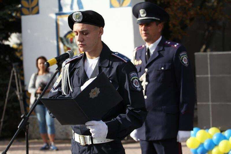 В Херсоне экс-куратор Антимайдана приняла присягу у полицейских курсантов