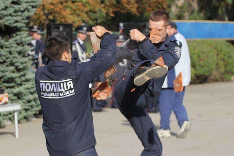 В Херсоне экс-куратор Антимайдана приняла присягу у полицейских курсантов