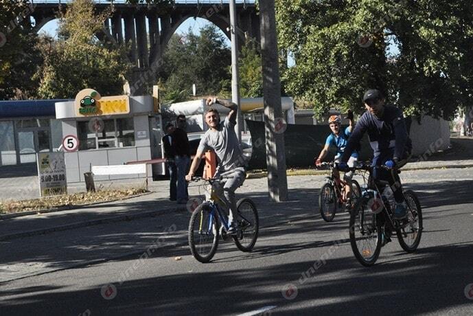 Футболисты "Днепра" сели на велосипеды, чтобы помочь армии