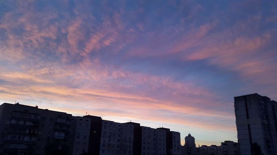 Осенний рассвет. Небо над Киевом опять засияло: фоторепортаж