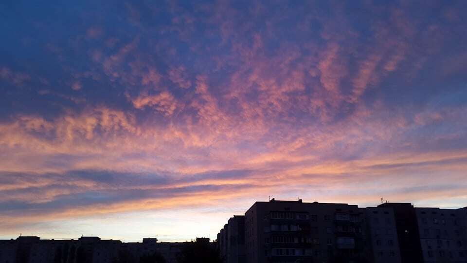 Осенний рассвет. Небо над Киевом опять засияло: фоторепортаж