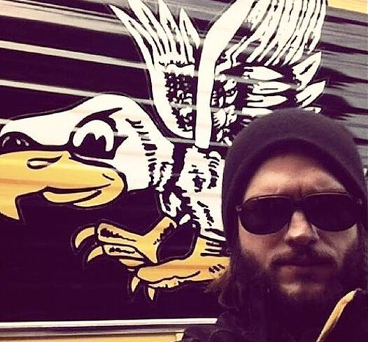 Вратарь сборной Украины "спародировал" Эштона Катчера: фото стиляги