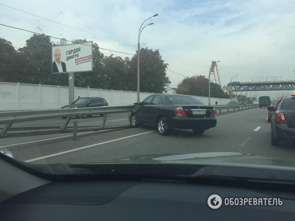 У Києві Toyota "вкарбувалася" у відбійник: фото з місця ДТП