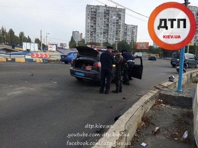 У Києві нахабний мотоцикліст розбив машину і зник: фото з місця ДТП