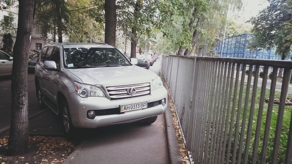 В Киеве "герой парковки" на авто с донецкими номерами перекрыл тротуар: фотофакт