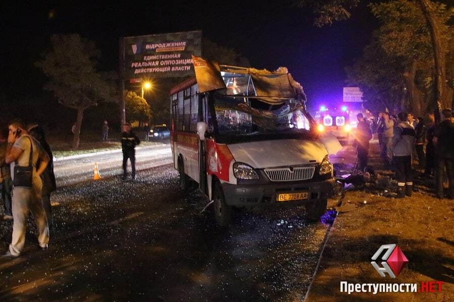 В Николаеве грузовик протаранил маршрутку с людьми: есть жертвы. Фото с места ДТП