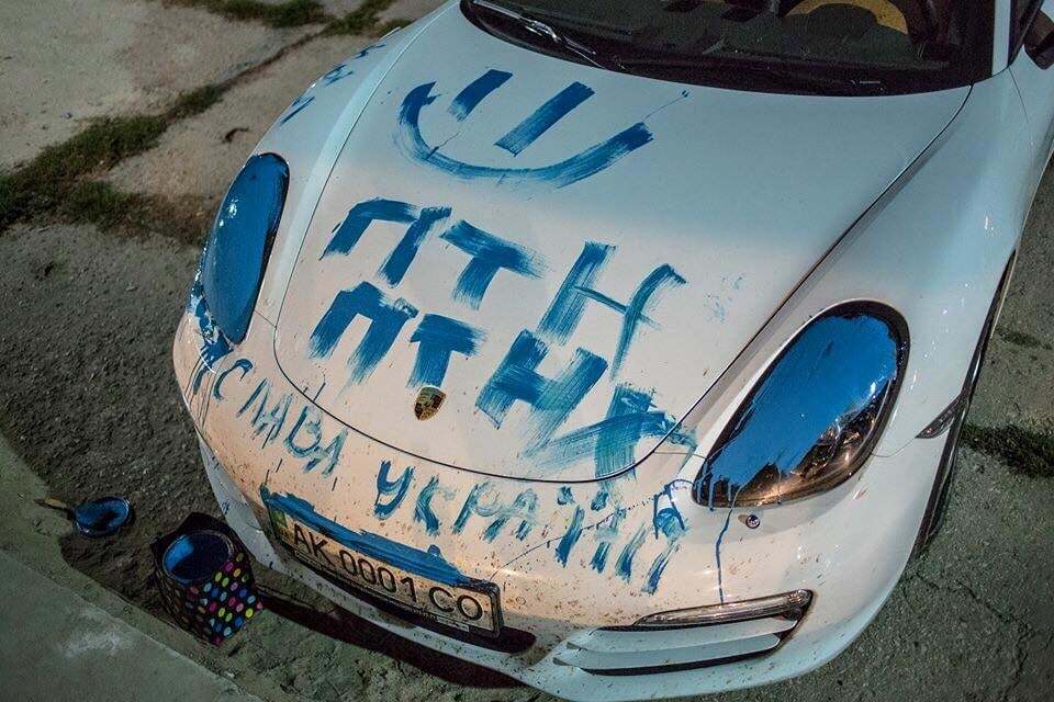 Прорвавшого блокаду Криму Porsche розмалювали написами "ПТН ПНХ": фотофакт