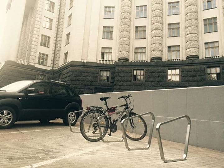 В соцсети посмеялись над парковкой для "велосипеда Яценюка"
