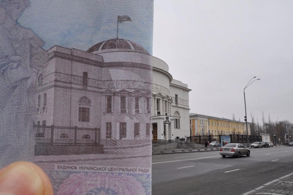 Денежный флешмоб: сеть заполонили фото купюр на фоне исторических зданий 