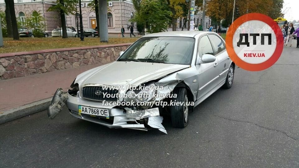 У Києві вранці зіткнулися два автомобілі: є постраждалі