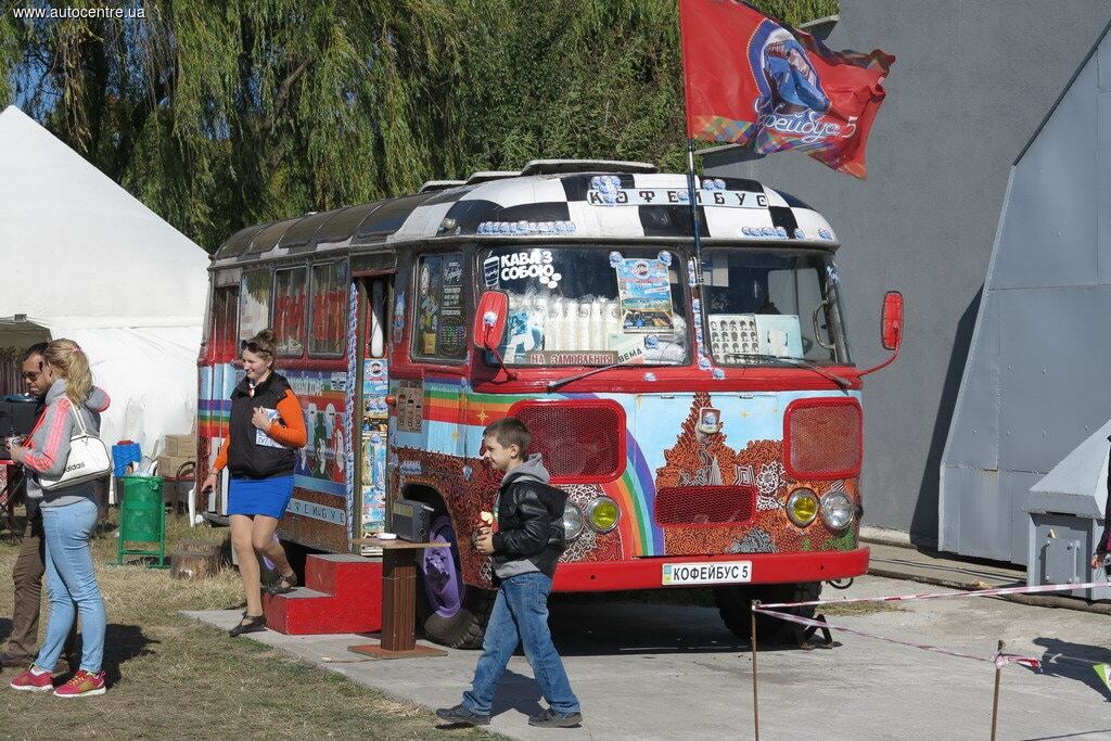 OldCarLand-2015! На выходных в Киеве показали рекордное количество раритетных автомобилей: фоторепортаж