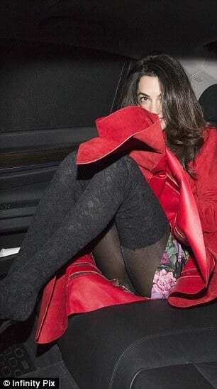 Амаль Клуни показала, как не стоит садиться в авто в коротком платье