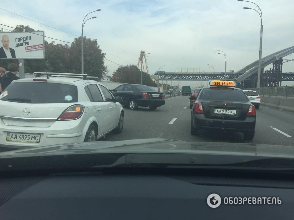 В Киеве Toyota "впечаталась" в отбойник: фото с места ДТП