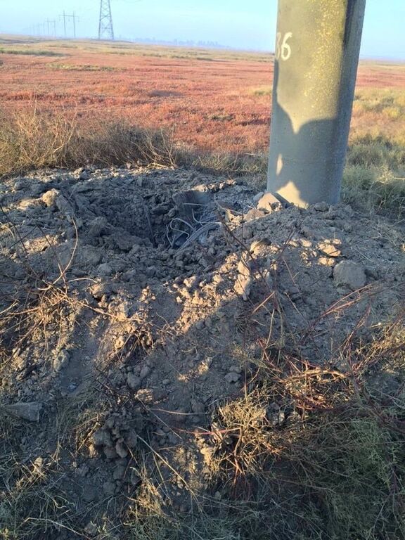 На Херсонщине повредили опору, осуществляющую подачу электроэнергии в Крым: опубликованы фото