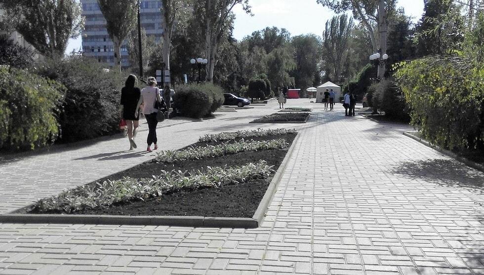Террористы на плакатах и пустота на улицах: опубликованы новые фото "столицы ДНР"