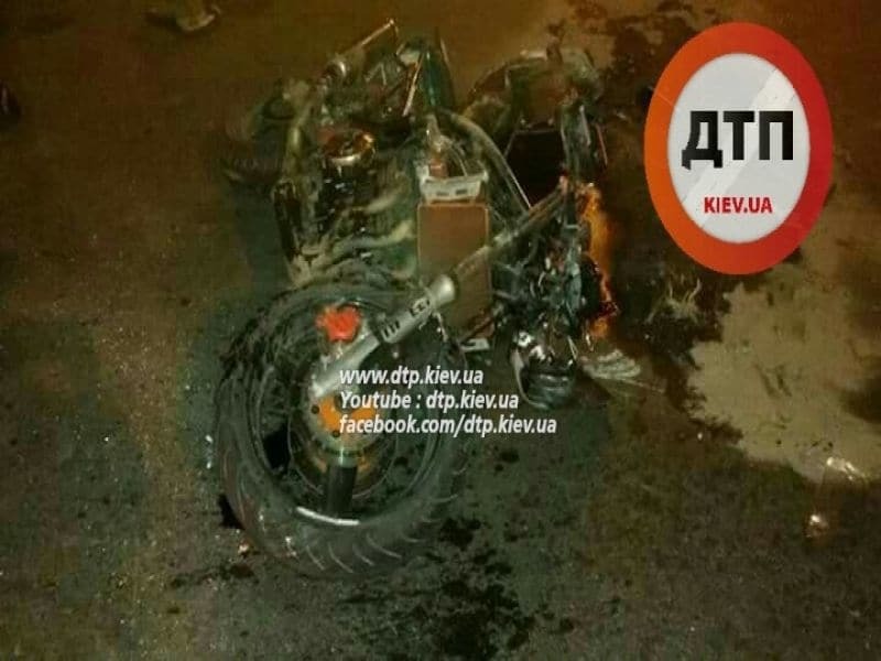 В Киеве байкер попал в жуткую аварию: фото с места ДТП