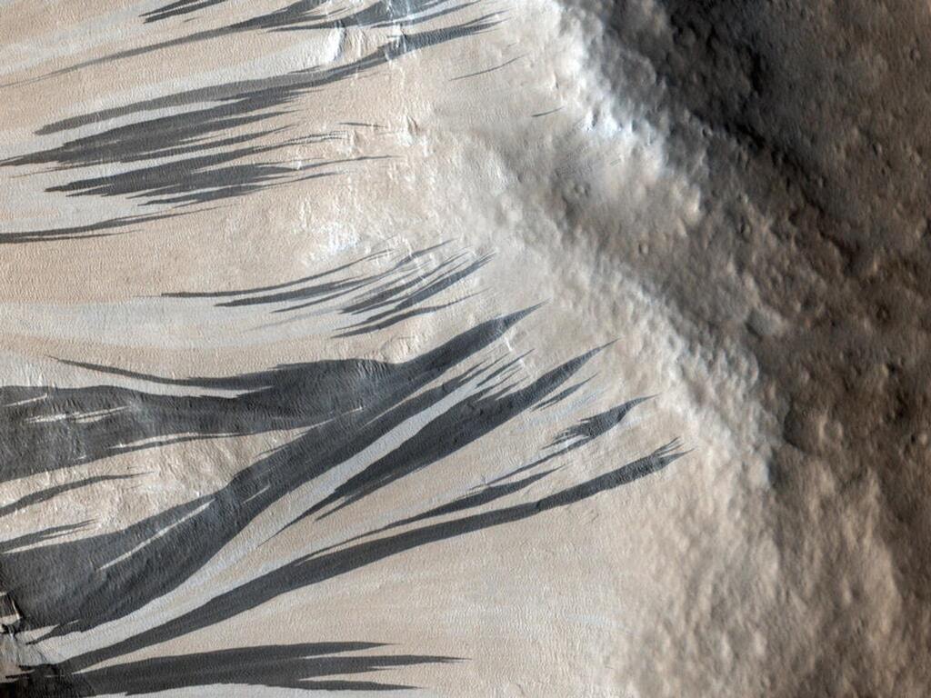 Тайна Красной планеты: NASA опубликовало редкие фото с орбиты Марса
