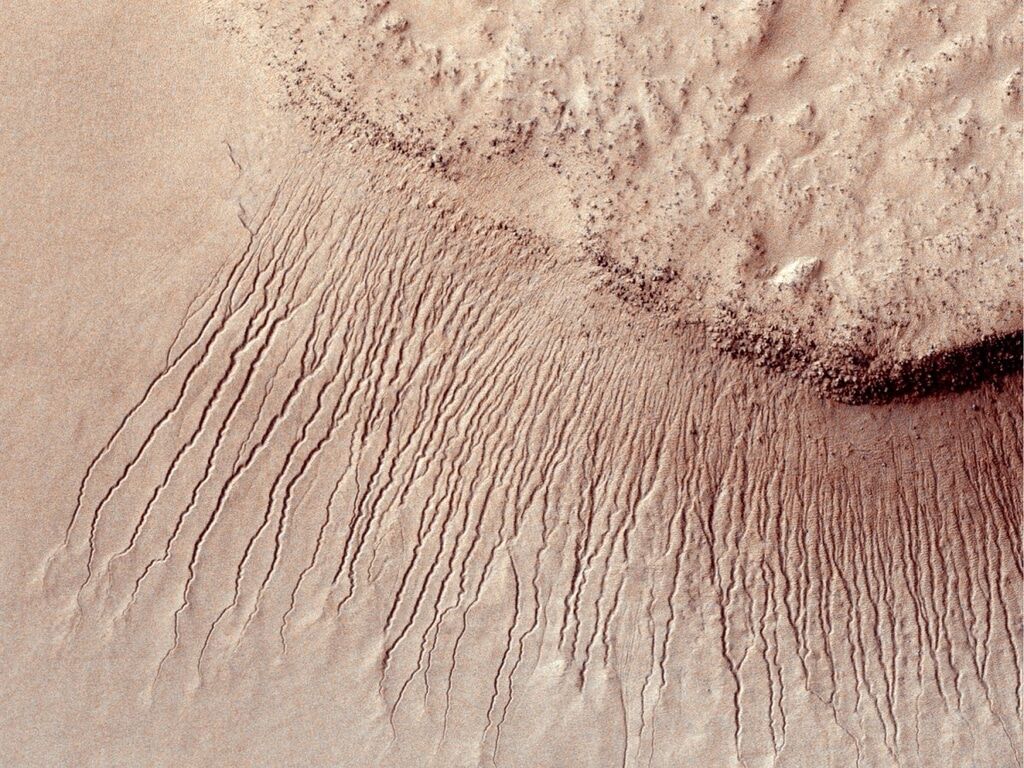 Тайна Красной планеты: NASA опубликовало редкие фото с орбиты Марса
