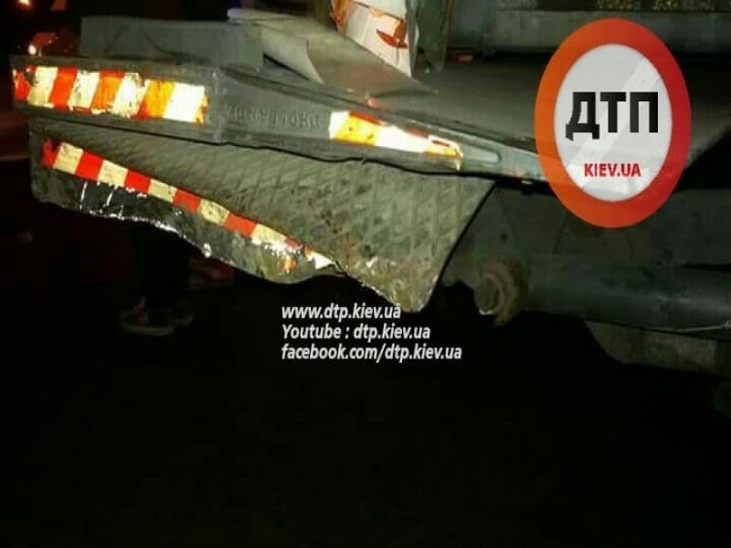 В Киеве байкер попал в жуткую аварию: фото с места ДТП