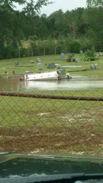 В США из-за потопа на кладбище всплыли гробы
