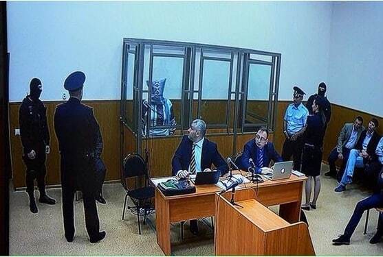 Савченко вдягла на голову мішок під час засідання суду: фотофакт