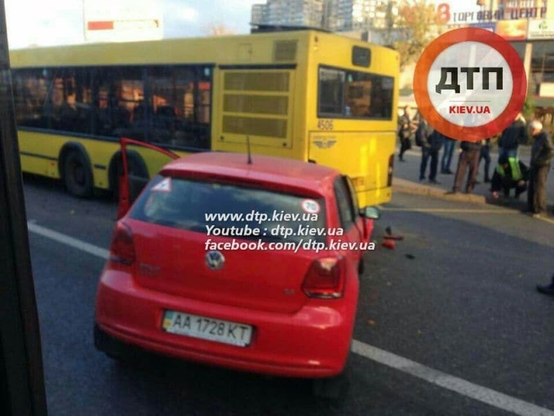 В Киеве "ученик" за рулем протаранил автобус: опубликованы фото