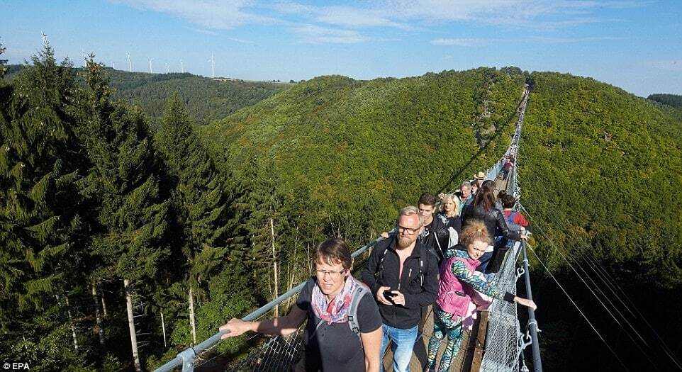 Аж дух захоплює: у Німеччині відкрили підвісний міст для сміливих туристів