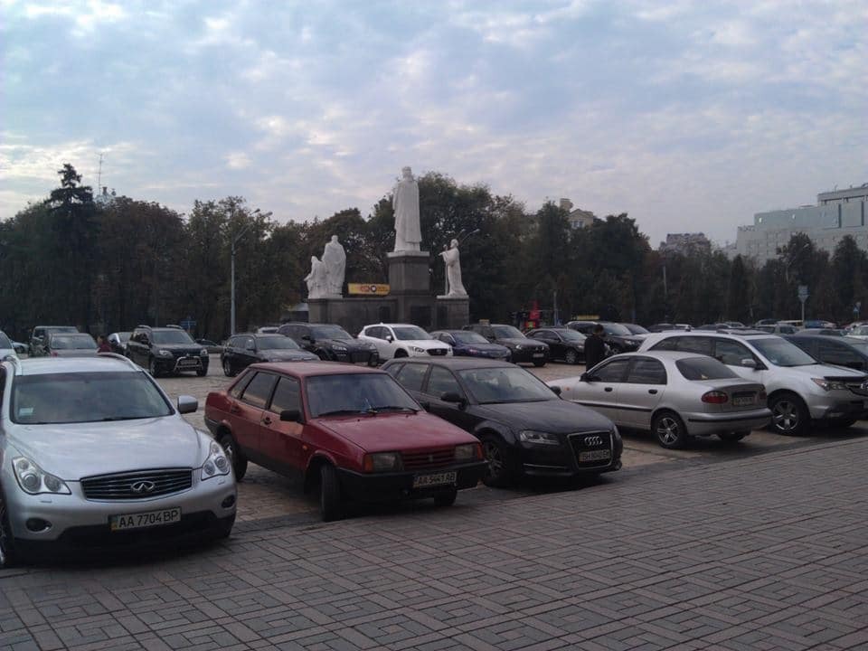 У Києві автохами знову окупували Михайлівську площу: фотофакт