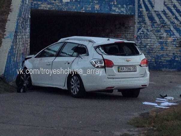 У Києві автомобіль скотився по пагорбу в перехід: фотофакт