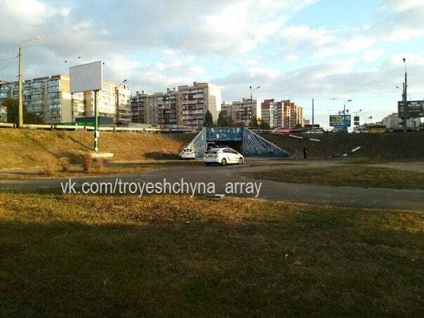 У Києві автомобіль скотився по пагорбу в перехід: фотофакт