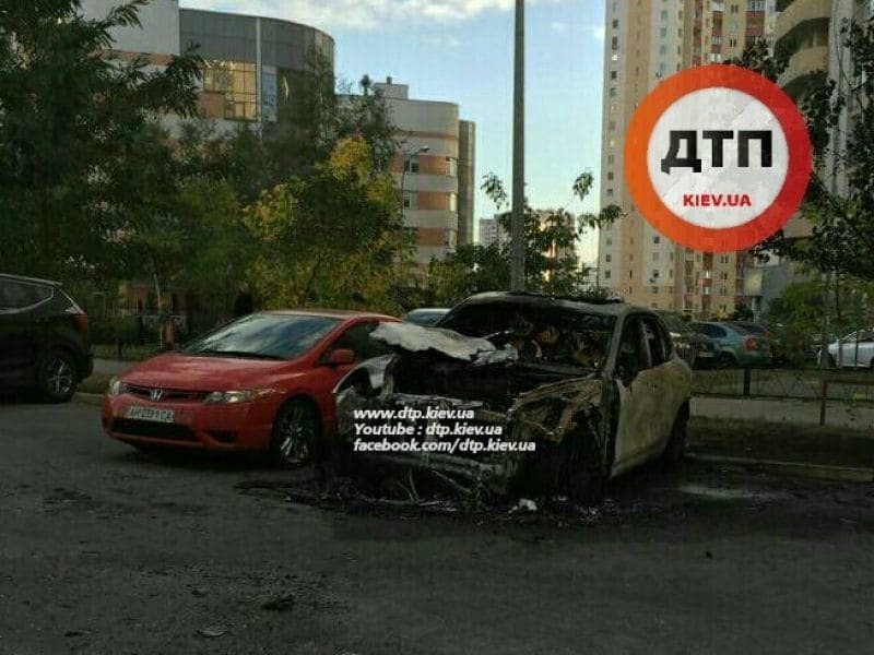 В Киеве ночью сожгли Porsche Cayenne: фото с места ЧП