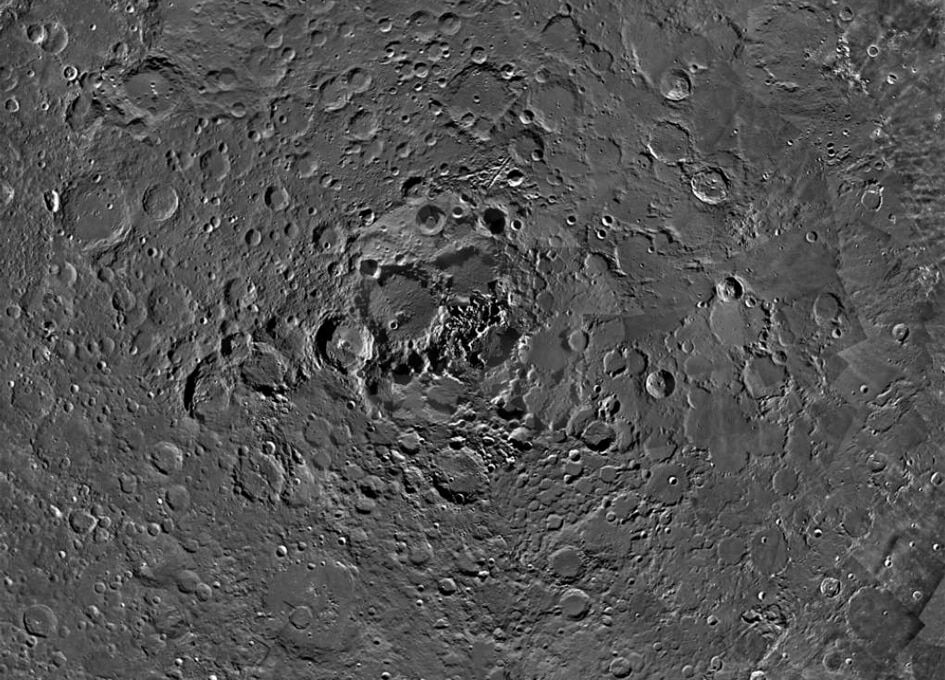Ученых озадачило новое фото северного полюса Луны