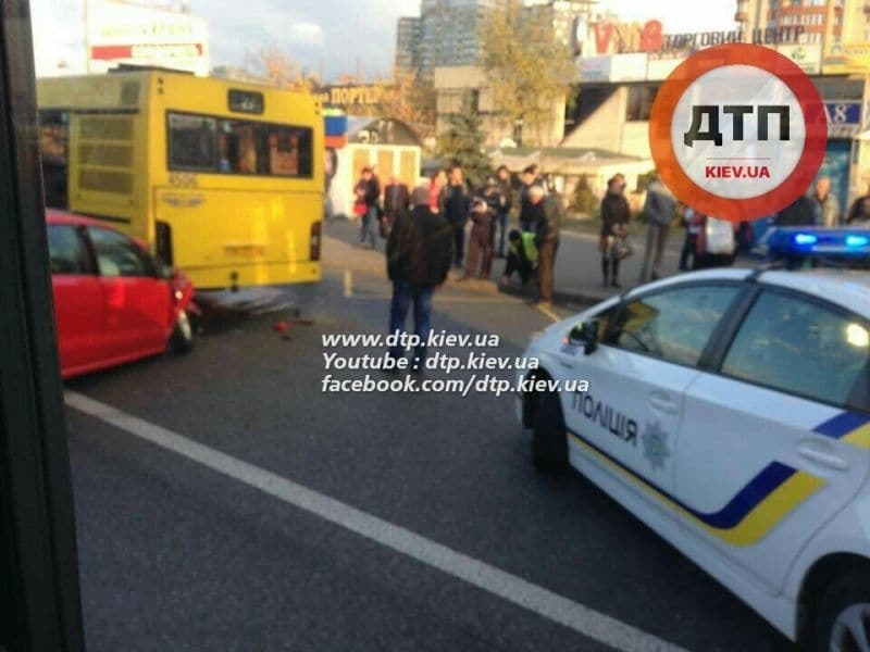 В Киеве "ученик" за рулем протаранил автобус: опубликованы фото