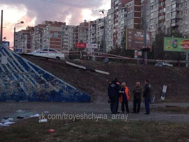 В Киеве автомобиль скатился по холму в переход: фотофакт