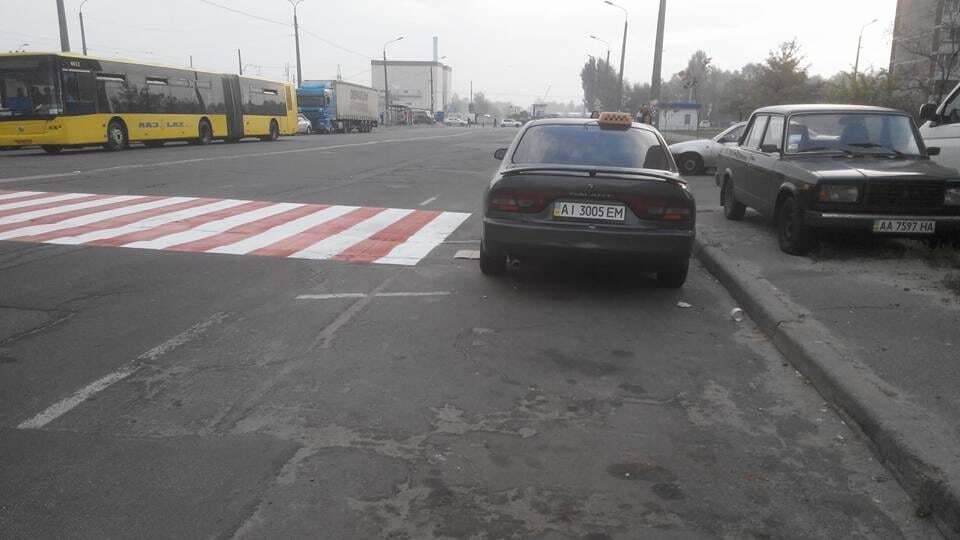 У Києві герой парковки зіпсував нову зебру