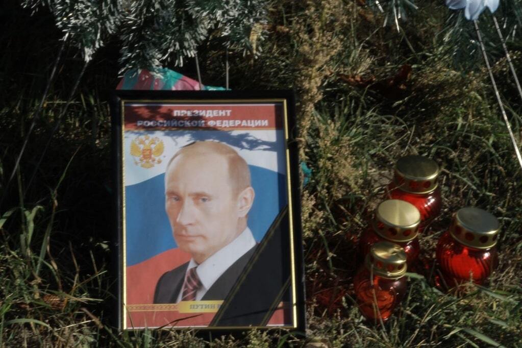 "Вовану - от пиратов". Путину подарили похоронные венки: опубликованы фото