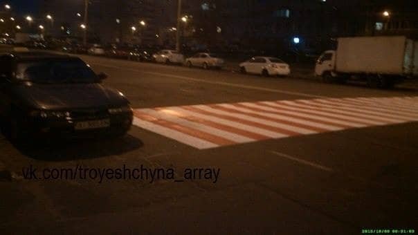 В Киеве герой парковки испортил новую "зебру"