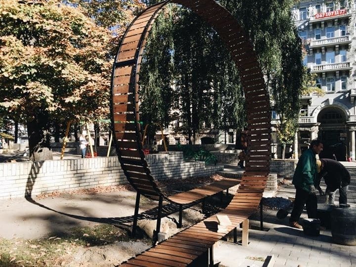 В киевском парке появилась лавочка-"американская горка": фотофакт