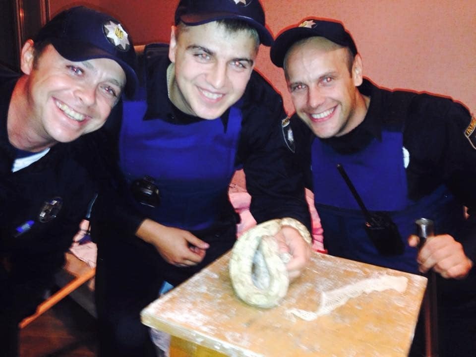 У Києві поліцейські врятували мешканців квартири від удава: фотофакт