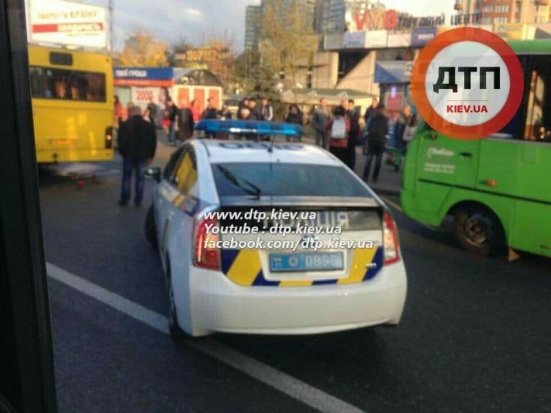 В Киеве "ученик" за рулем протаранил автобус: опубликованы фото