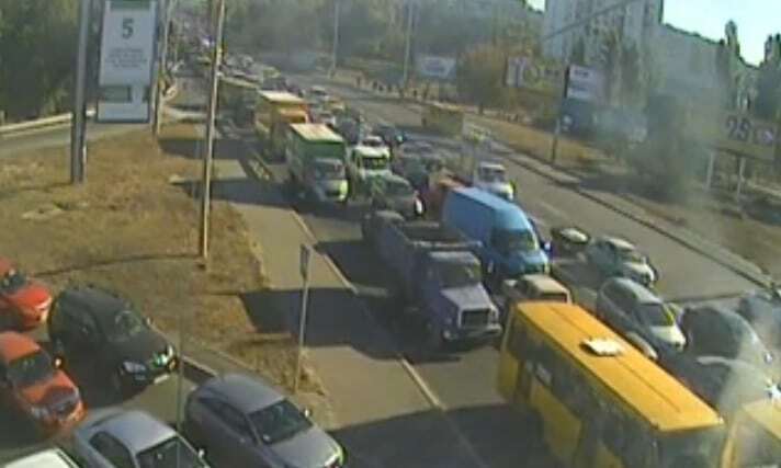 У Києві масштабна аварія на мосту Патона паралізувала рух на правий берег