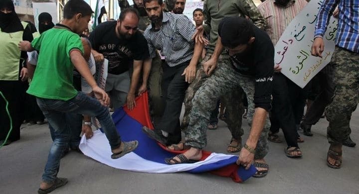 Убивают детей вместо террористов: в Сирии протестующие растоптали флаг России. Фотофакт