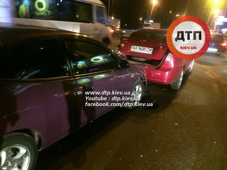 У Києві п'яний водій розбив три автомобілі: фотофакт