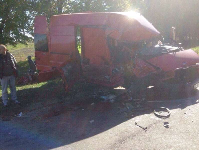 На Волині автокран в'їхав у мікроавтобус з людьми: фото з місця ДТП