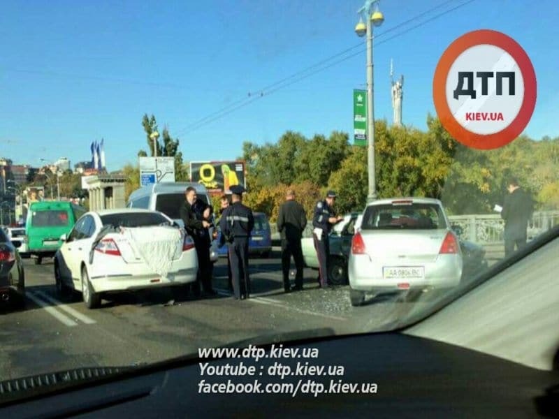 В Киеве масштабная авария на мосту Патона парализовала движение на правый берег