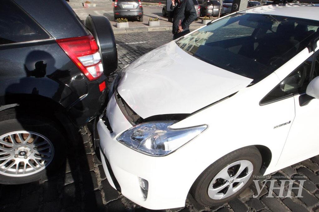 На Хрещатику автомобіль МВС потрапив у аварію: фотофакт